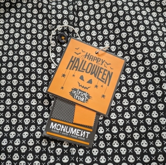 ✨3/$15 NWT Monument black white Halloween skull short sleeve button up S - Picture 8 of 8